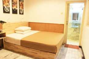 Отель Hotel Karthi Kuta  Kuta
